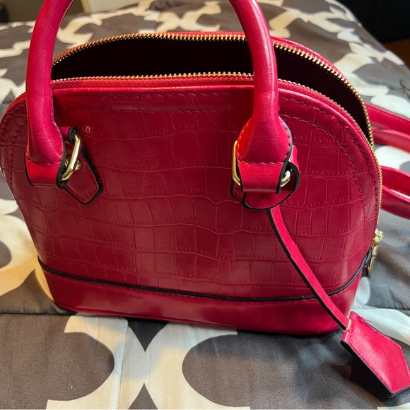 Is this pink purse with gold zipper closure and hardware accents 10x7x5” … - Picture 5 of 8